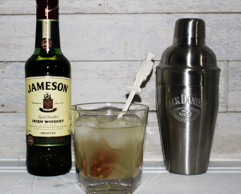 Make A Flavorful Irish Whiskey Lemonade Cocktail